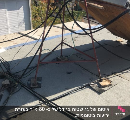 חיבורים ואיטום על גג עם צינורות וכבלים
